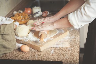 El yaprak hamuru oklava ile haddelenmiş