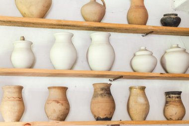 Üç ahşap raflar kavanoz farklı şekiller ile