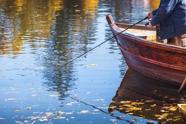 Pesca do pescador com barco de madeira — Fotografia de Stock