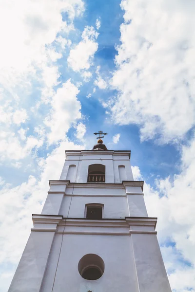 Turm dreistufiger Glockenturm mit Kreuz — Stockfoto