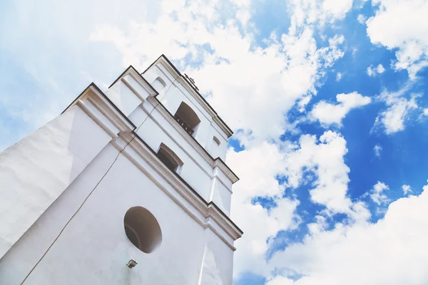 Quadratischer Turm weißer Glockenturm — Stockfoto