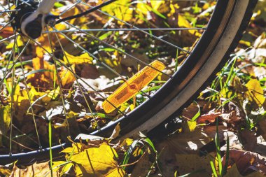 Bisiklet sonbahar günü konuşmacı üzerinde turuncu reflektörler