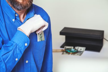 Erkek gömlek dolarlık banknot cep gizleme