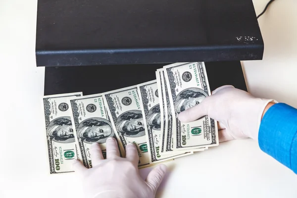 Γάντια χέρια Ελέγξτε τους λογαριασμούς δολαρίων στον ανιχνευτή — Φωτογραφία Αρχείου