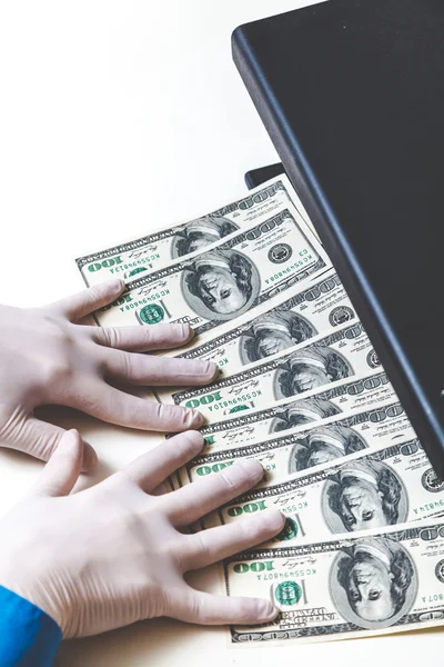 Γάντια χέρια Ελέγξτε τους λογαριασμούς δολαρίων στον ανιχνευτή — Φωτογραφία Αρχείου