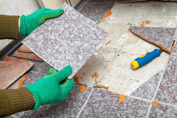 Desmontaje Baldosas Las Manos Guantes Trabajo Verdes Sostienen Una Baldosa — Foto de Stock