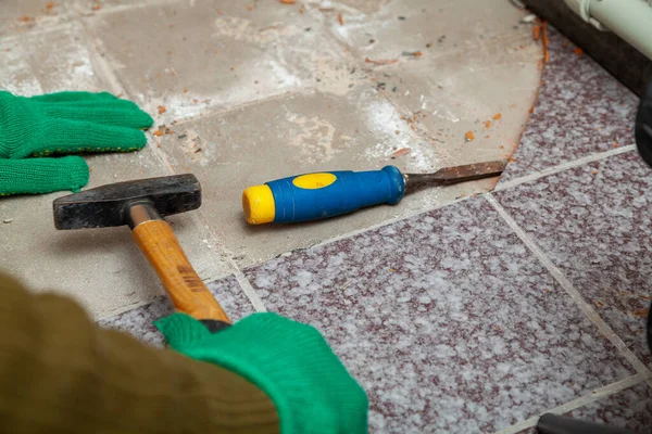 Desmantelamiento Baldosas Las Manos Guantes Trabajo Verdes Socavan Baldosa Con — Foto de Stock