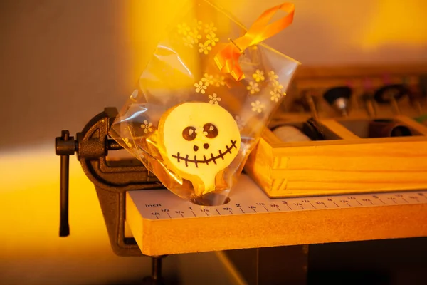 Halloween Werkplaats Halloweenkoekjes Een Transparante Pakketstandaard Naast Een Bankschroef Een — Stockfoto