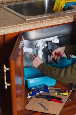 Hidrolik deklanşör lavabosunu plie ile tamir et.