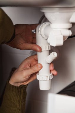 Hijyenik teknisyenin elleri mutfak hidrolik deklanşör sistemini kapatır.