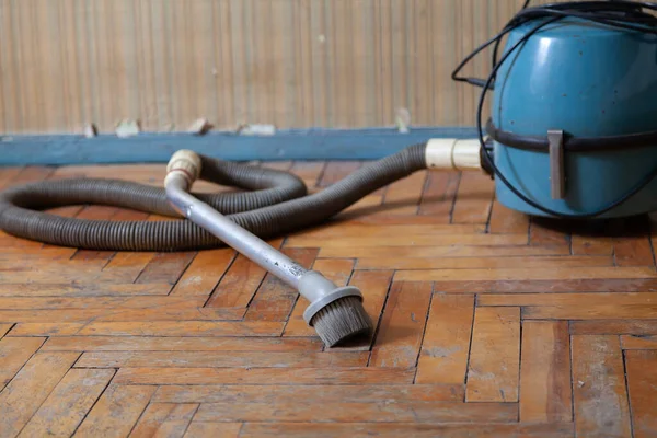 Antique Vacuum Cleaner Long Hose Stands Scratched Parquet Floor Front — Stock Photo, Image