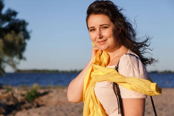 Portret Van Een Mooie Bocht Size Meisje Met Lang Rood — Stockfoto