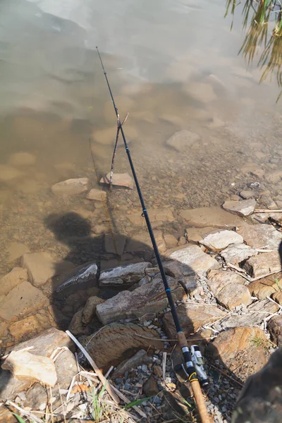 Ombra Pescatore Canna Pesca Installata Sulla Riva Rocciosa Del Serbatoio — Foto Stock