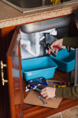 Hidrolik deklanşör lavabosunu plie ile tamir et.