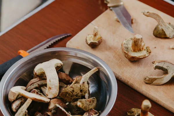 割伤的蘑菇 美丽的食用菌躺在靠近你的圆盘子里 — 图库照片