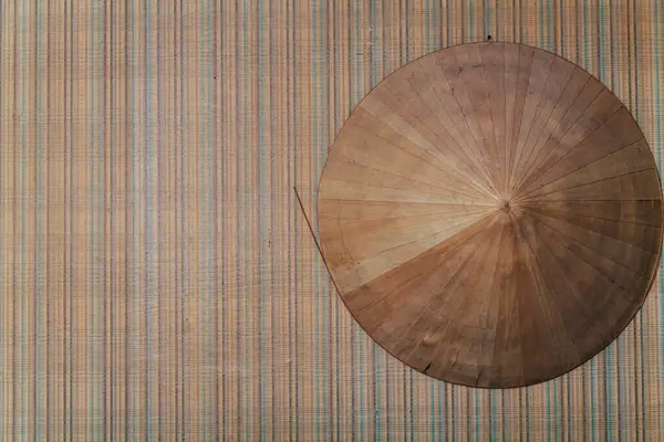 Азіатський Конічний Капелюх Пальмового Листя Важить Прямо Стіні Вертикальними Смугами — стокове фото