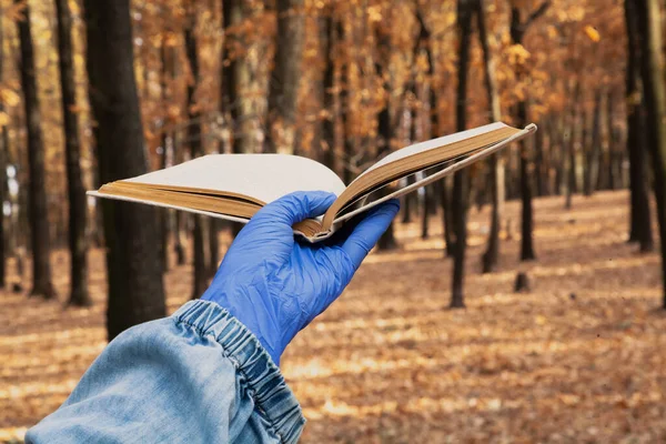 Διαβάζω Στην Απομόνωση Χέρια Μπλε Καουτσούκ Λατέξ Γάντια Μιας Χρήσης — Φωτογραφία Αρχείου