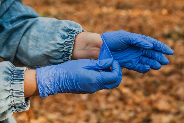 Превентивная Инфекция Человек Снимает Голубые Резиновые Латексные Одноразовые Перчатки Осеннем — стоковое фото