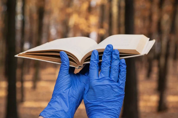 Lettura Isolata Mani Lattice Gomma Blu Guanti Usa Getta Tenere — Foto Stock