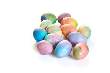 Paskalya tatiline özen göster. Farklı renklerde boyanmış birkaç tavuk yumurtası beyaz bir sırt grubunda.