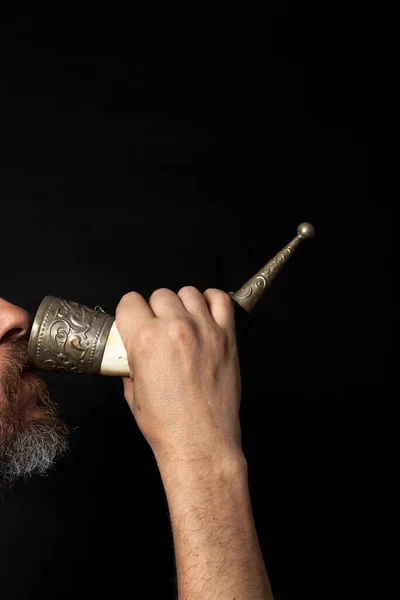 Hombre Con Barba Sostiene Cuerno Para Vino Con Mano Derecha — Foto de Stock