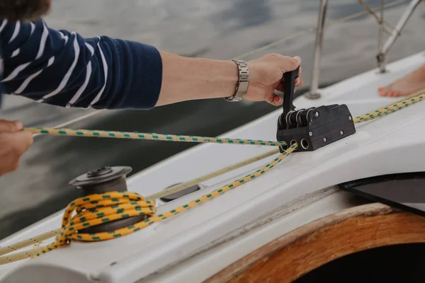 Contrôle Bateau Les Mains Capitaine Tirent Fusée — Photo