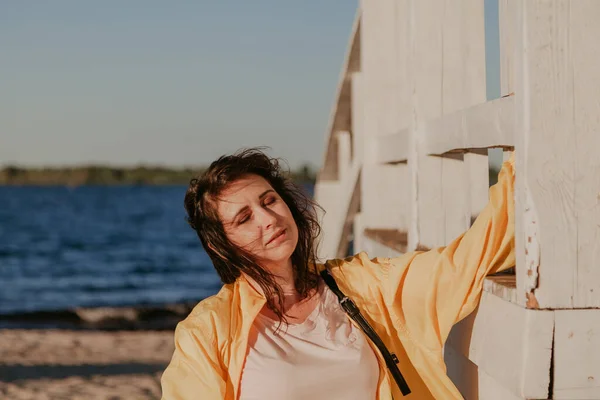 Niza Mujer Talla Grande Una Chaqueta Amarilla Descansa Sobre Una — Foto de Stock