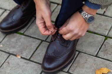 Sonbahar parkında şık bir sol ayakkabıya ince bir dantel bağla.