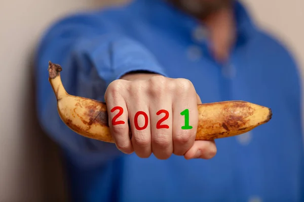 2021 Uomo Mano Una Camicia Blu Stringe Una Banana Matura — Foto Stock