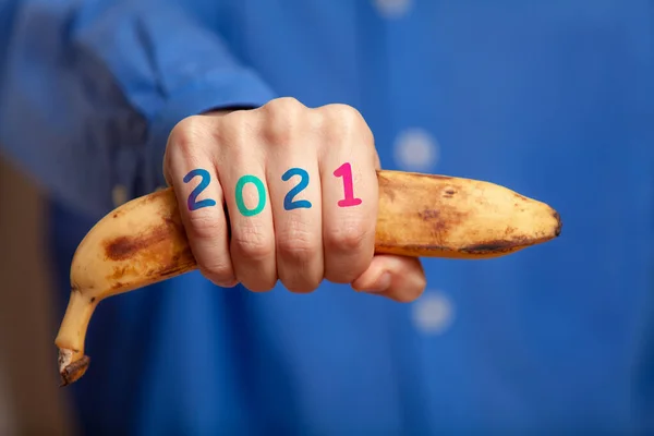 2021 Uomo Mano Una Camicia Blu Stringe Una Banana Matura — Foto Stock