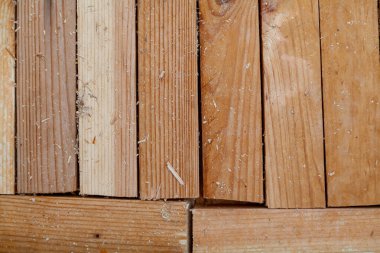 Kare şeklinde tahta bloklar farklı yönlerde birkaç katman halinde sıkıca katlanmış. Kapat.