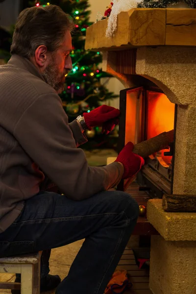 Año Nuevo Junto Chimenea Hombre Con Barba Pone Tronco Chimenea —  Fotos de Stock