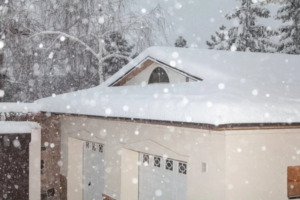 Снігопад Дворі Білий Сніг Лежить Дворі Даху Одноповерхового Будинку Товстий — стокове фото