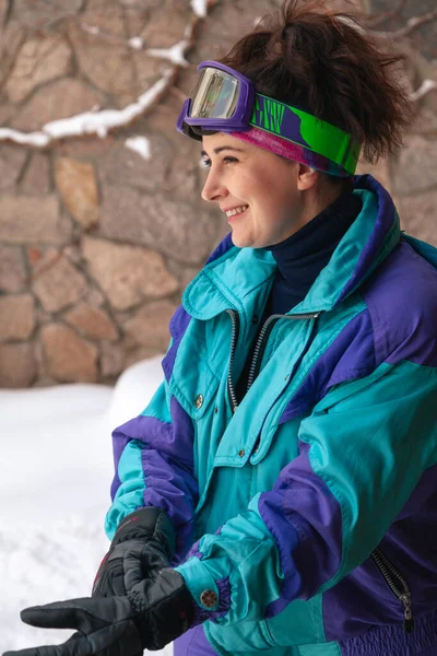 Jolie Fille Combinaison Ski Tient Dans Une Cour Enneigée Contre — Photo