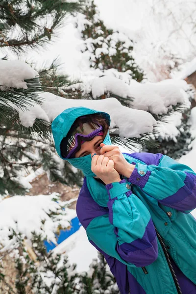 Belle Jeune Femme Salopette Ski Met Une Capuche Sous Grand — Photo