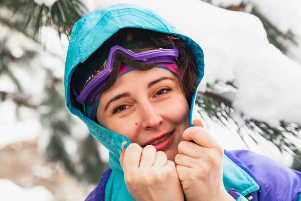 Belle Jeune Femme Salopette Ski Met Une Capuche Sous Grand — Photo