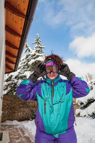 Belle Jeune Femme Combinaison Ski Les Mains Gants Hiver Ajustent — Photo