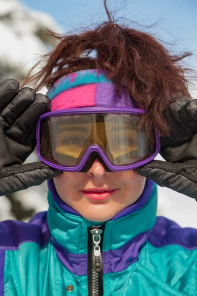 Mooie Jonge Vrouw Skioveralls Handen Winterhandschoenen Passen Skibril Aan Een — Stockfoto