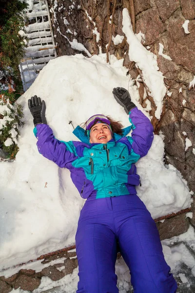 Descansa Nieve Hermosa Chica Satisfecha Overoles Encuentra Con Espalda Nieve —  Fotos de Stock