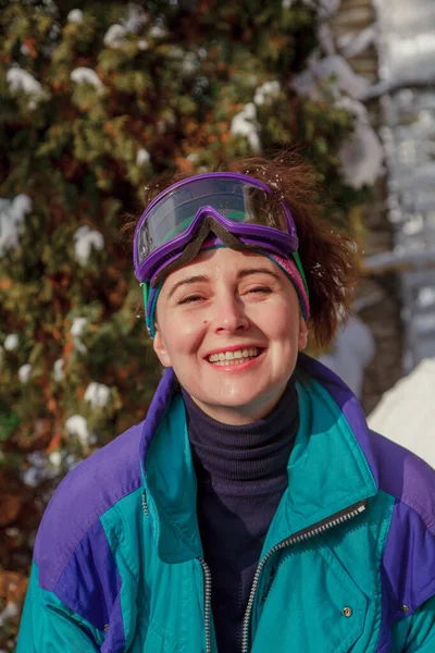 Belle Jeune Femme Combinaison Ski Sur Tête Sont Des Lunettes — Photo