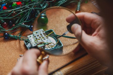 Yeni yıla hazırlanıyorduk. Köknar ağacı elektrik çelengi tamiri. Elektrikçi cımbızı ve bir bronun ellerinde.