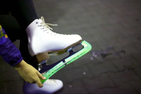 Mãos Tirar Tampa Plástico Verde Lâmina Skate Sapato Couro Branco — Fotografia de Stock