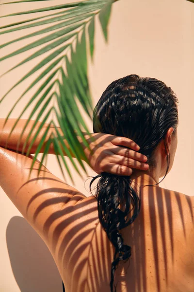 Erotica Onder Palmboom Een Naakte Grote Bruinharige Vrouw Raakt Haar — Stockfoto