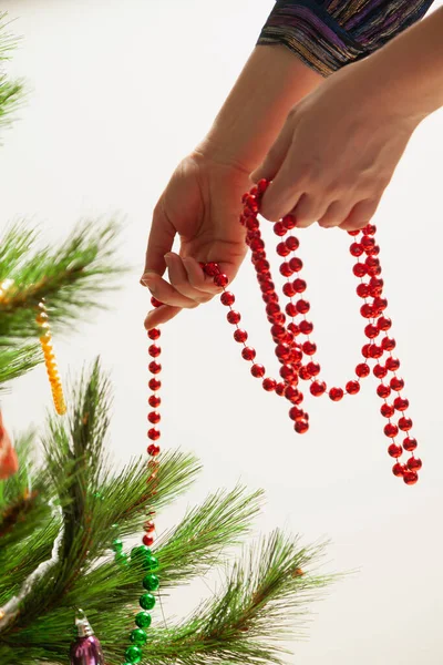 Versieren Kerstboom Handen Hangen Een Rode Slinger Van Kleine Ballen — Stockfoto