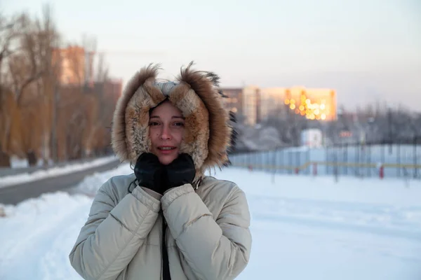 Žena Zimním Městě Krásná Mladá Žena Lehkém Saku Kapucí Hlavě — Stock fotografie