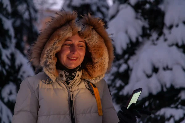 Belle Jeune Femme Dans Une Veste Légère Avec Une Capuche — Photo