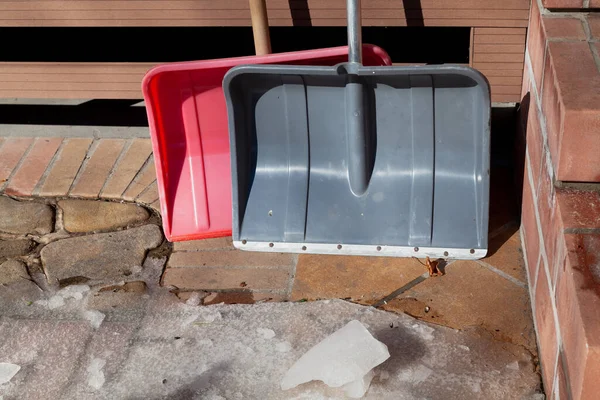 Schoppen Ijs Plastic Schoppen Voor Het Opruimen Van Sneeuw Staan — Stockfoto