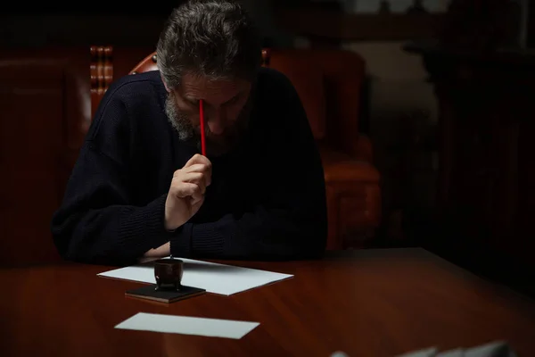 Homem Com Uma Barba Senta Uma Grande Mesa Polida Pondera — Fotografia de Stock