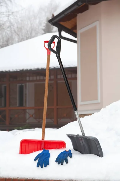 Rote Und Graue Schaufel Zum Reinigen Von Schnee Stehen Einer — Stockfoto