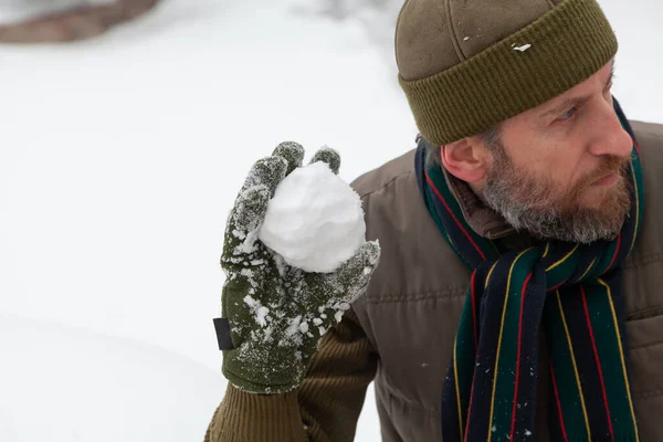 Juegos Nieve Aire Hombre Con Una Barba Chaleco Caliente Sombrero —  Fotos de Stock